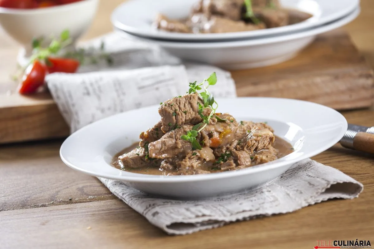 Carne de vaca estufada à portuguesa (robot de cozinha)