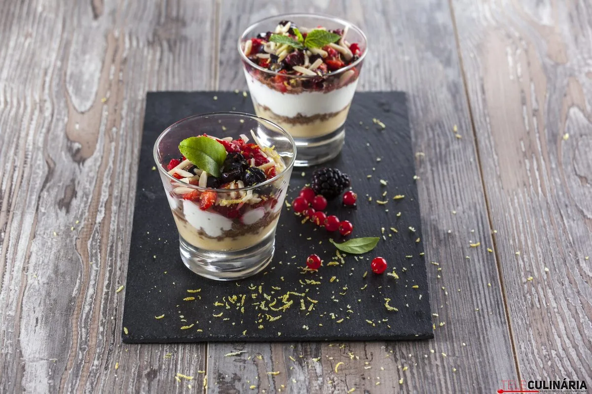 Creme de limão com iogurte e frutos vermelhos (robot de cozinha)