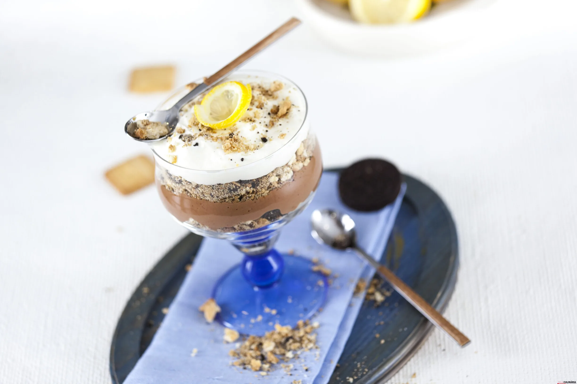 Mousse de chocolate e limão com bolachas