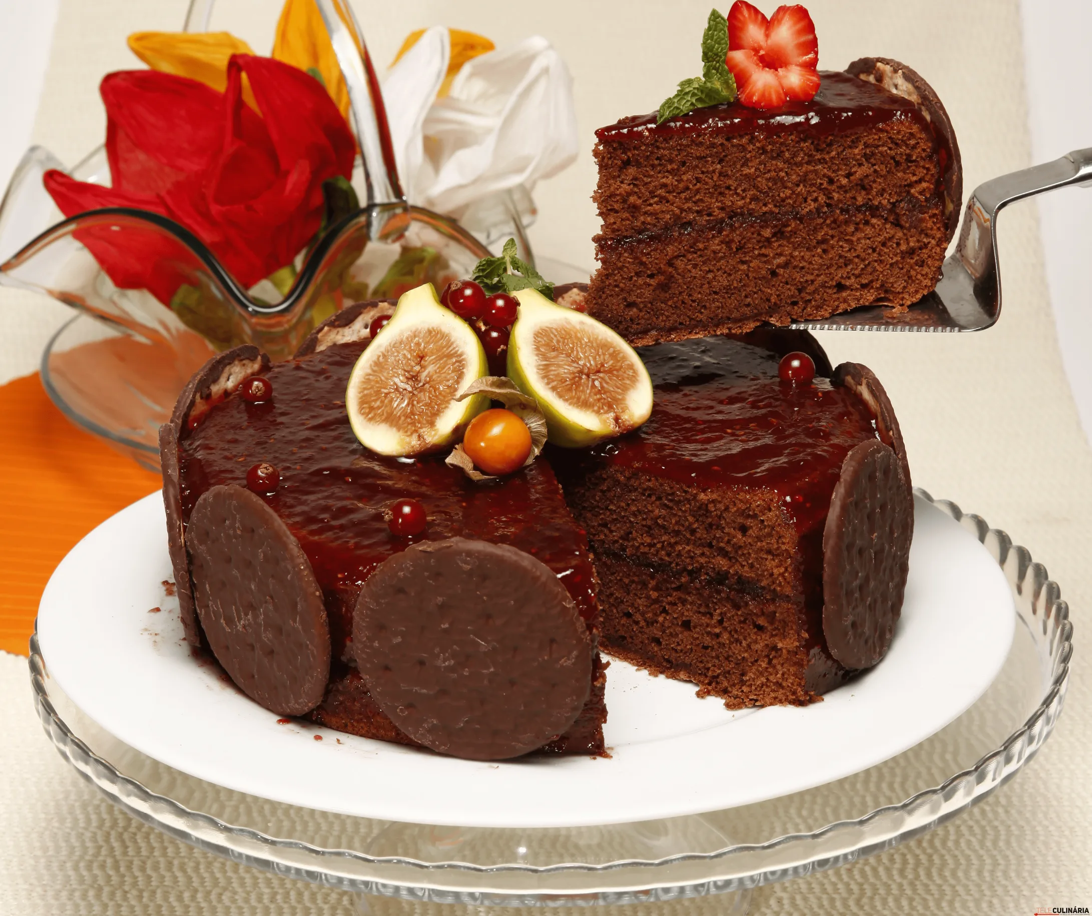 Bolo de chocolate com compota de framboesas