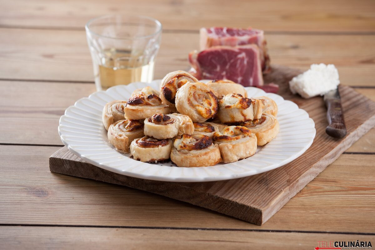 Folhados de queijo de cabra e presunto (robot de cozinha)