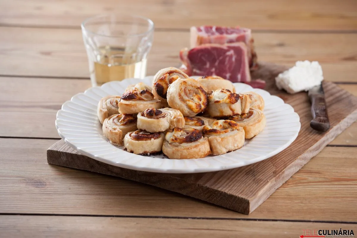 Folhados de queijo de cabra e presunto (robot de cozinha)