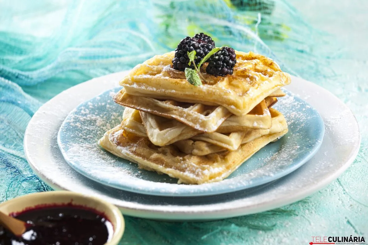 Waffles com molho de amoras