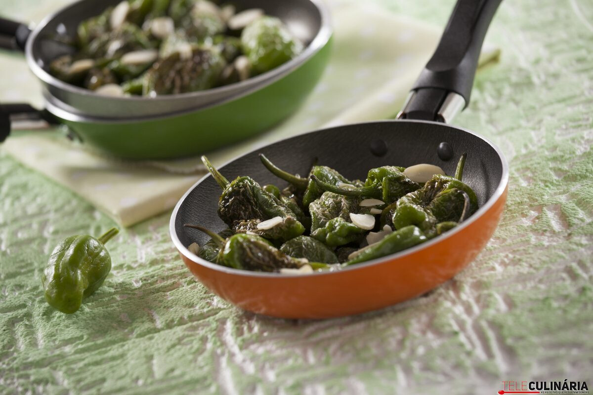 Pimentos padrón salteados com amêndoas torradas