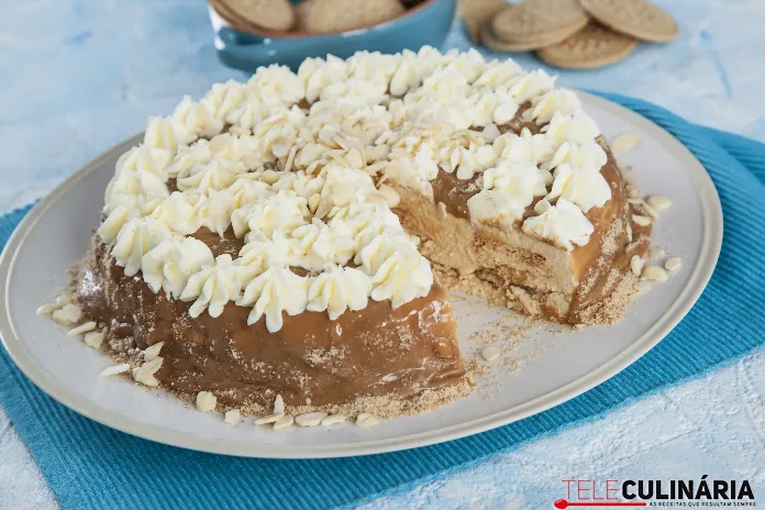 Bolo cremoso de bolacha e leite condensado cozido