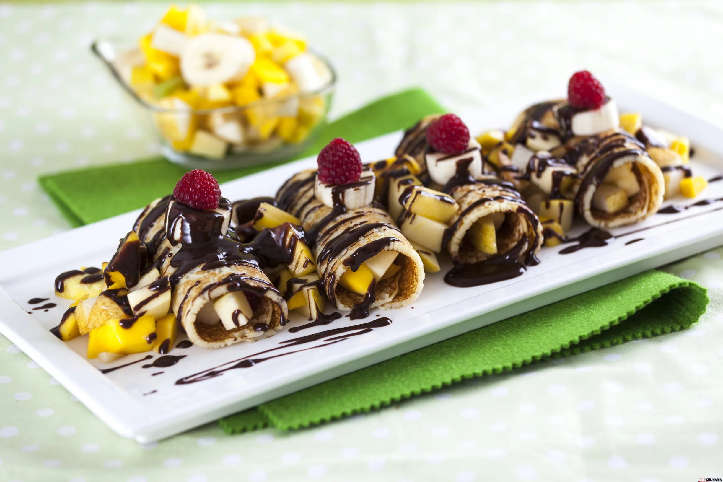 Crepes de fruta e chocolate
