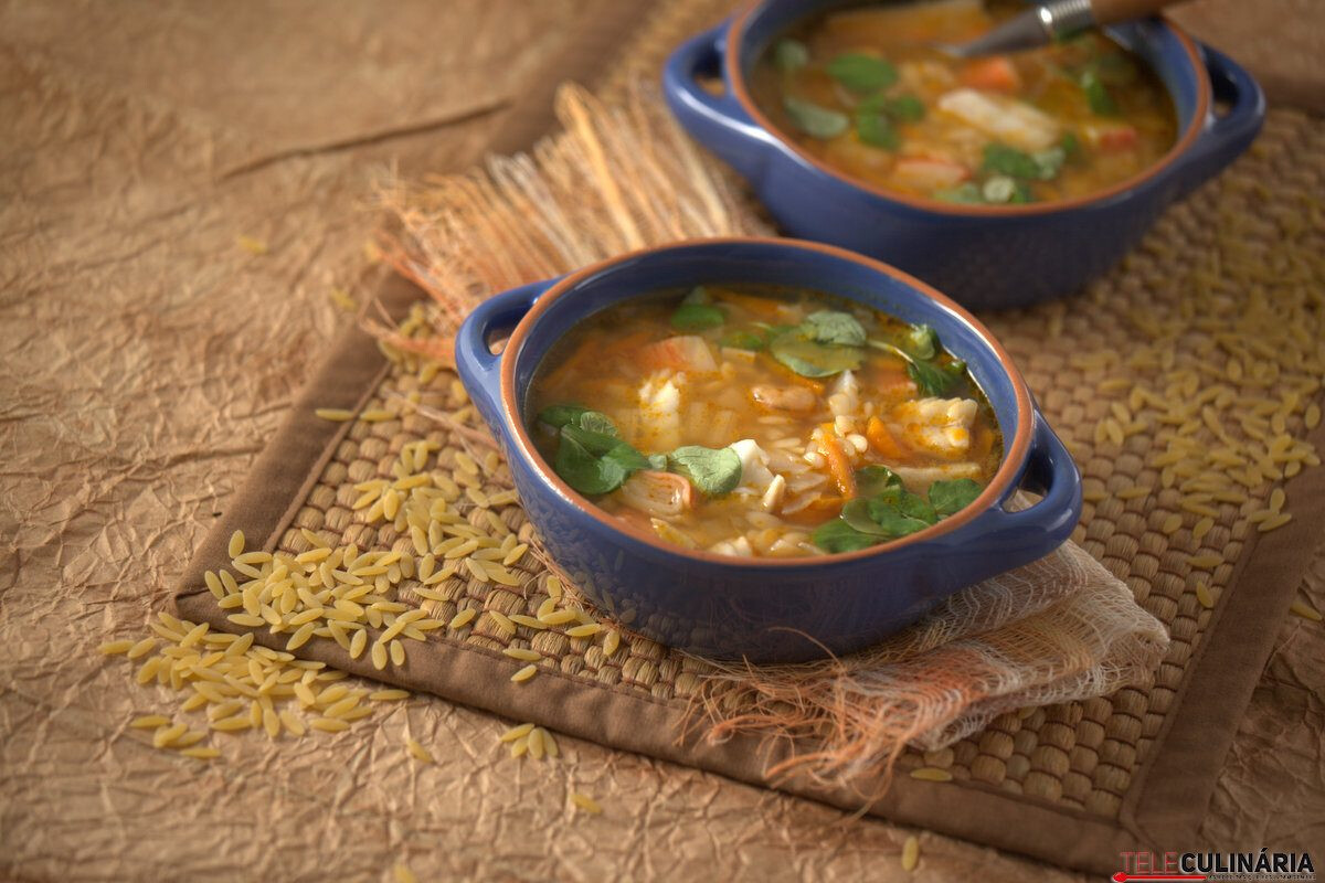 Sopa de peixe e agrião com massinhas