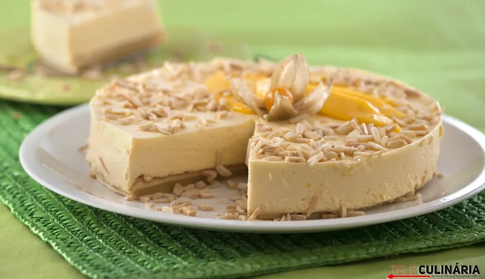 Semifrio de manga e amêndoas