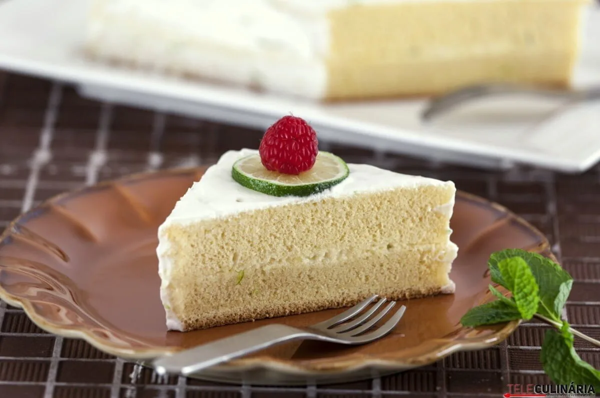 Bolo recheado com mousse de lima