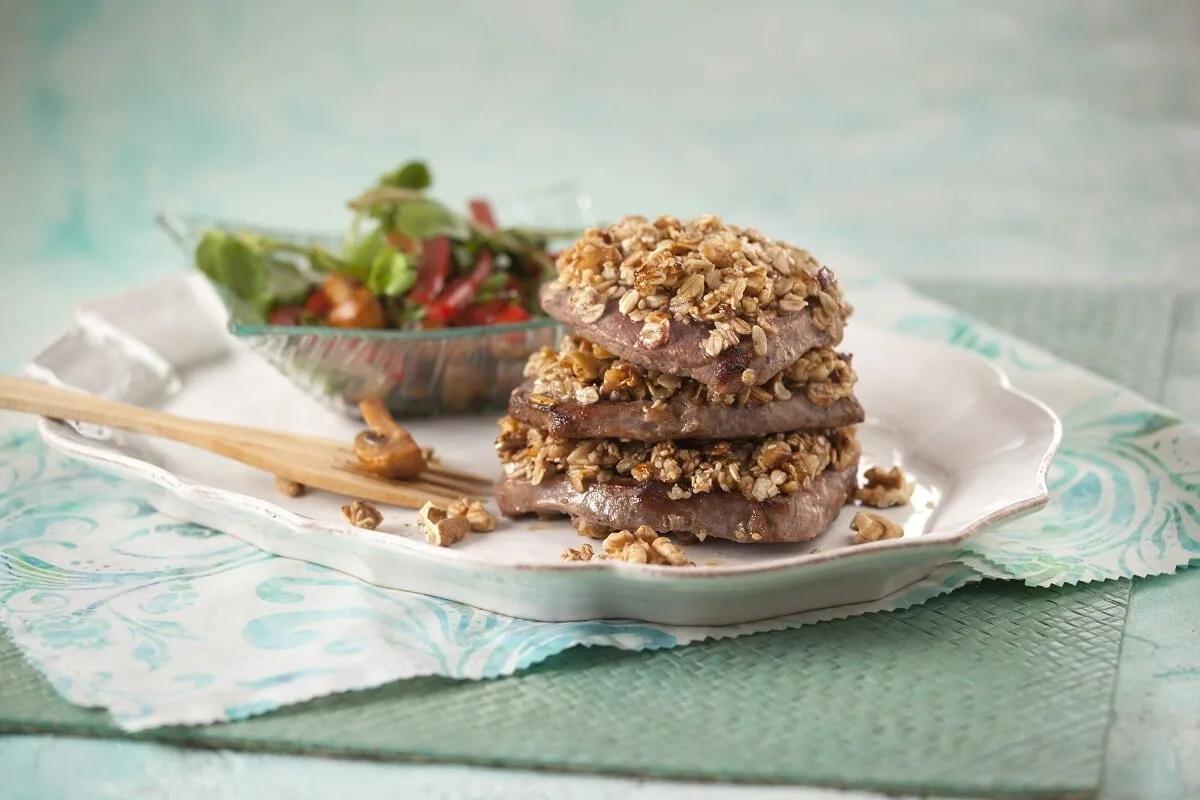 Medalhões de novilho em crosta de aveia, mel e nozes