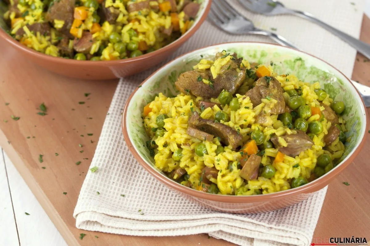 Arroz de legumes com carne e salsichas