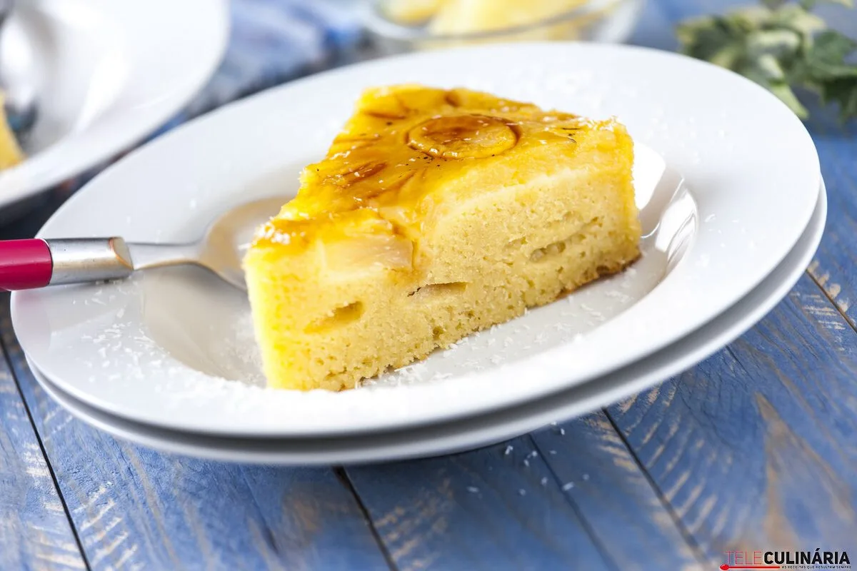 Bolo de coco e ananás caramelizado