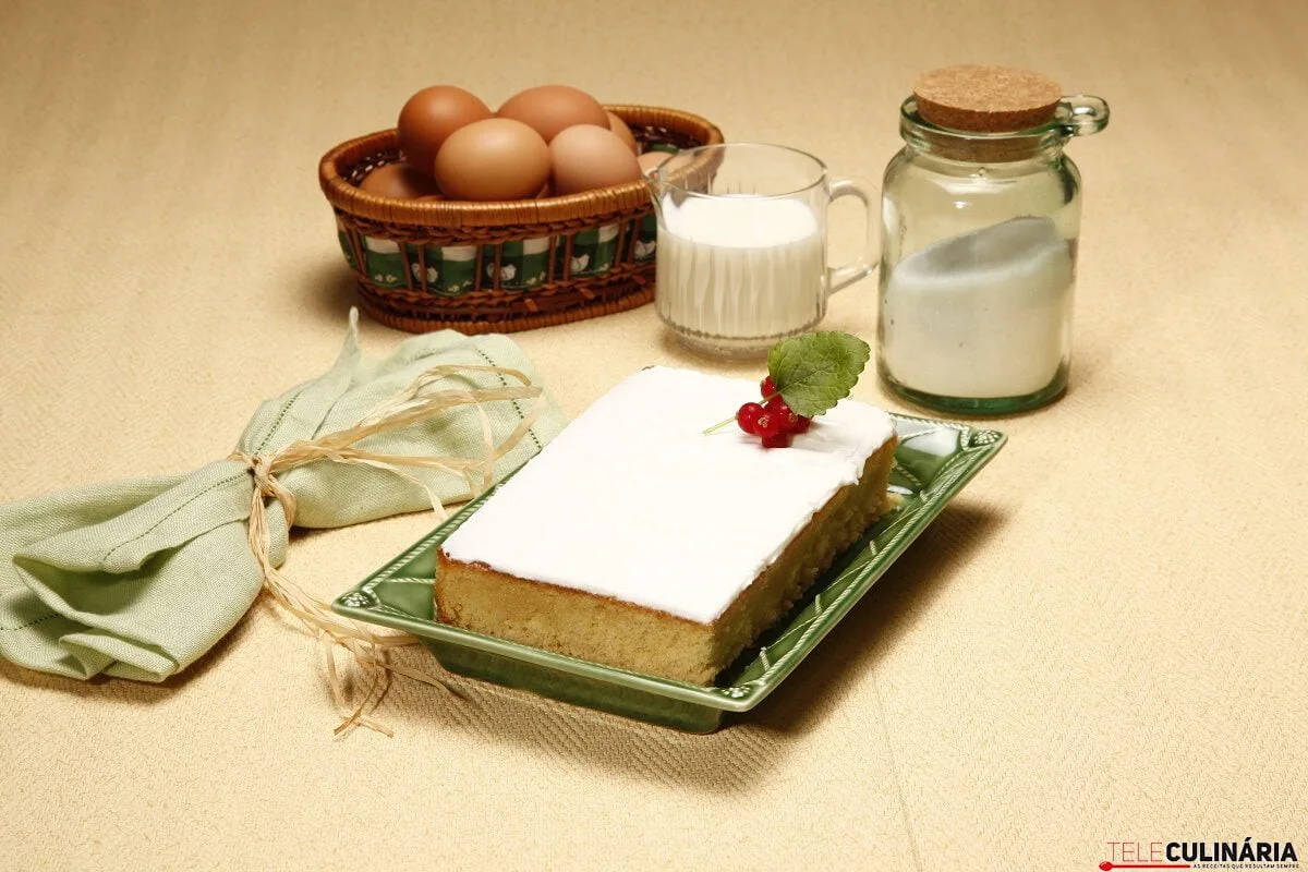 Bolo de leite molhadinho