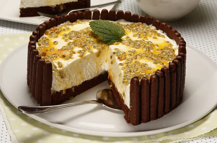 Semifrio de maracujá com bolo de cacau