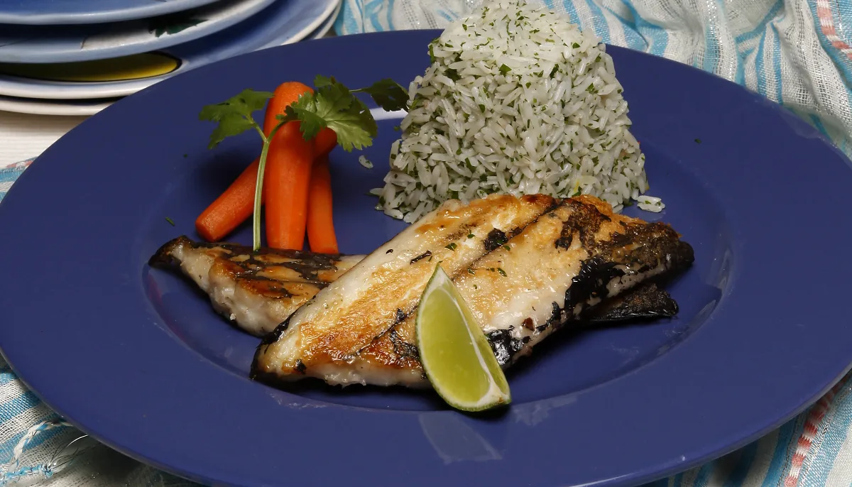 Peixe-espada grelhado com arroz de coentros
