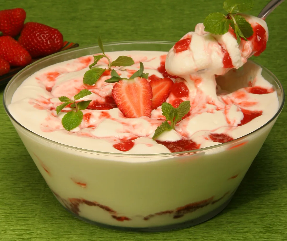 Taça marmoreada com morangos