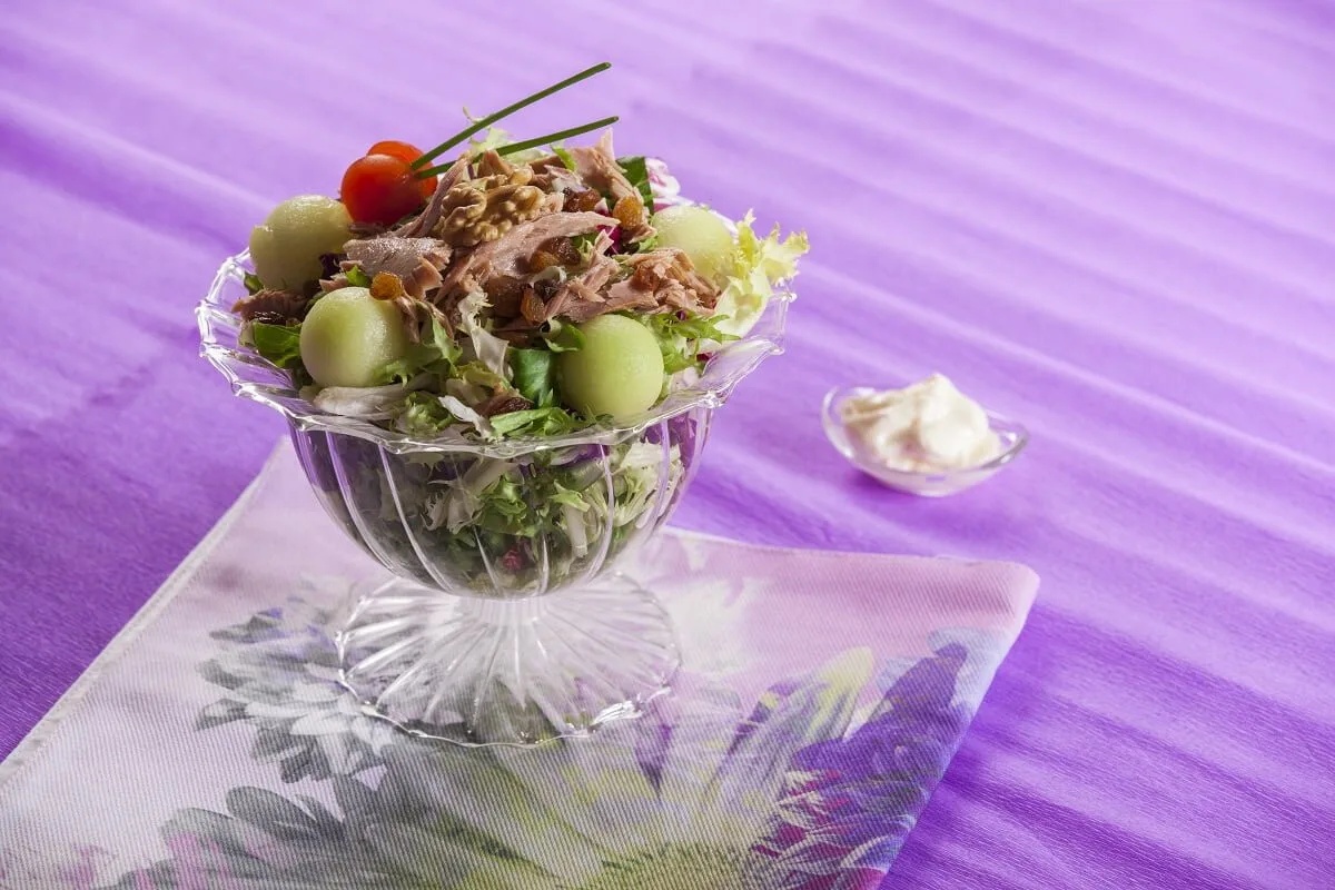 Salada refrescante de meloa e atum