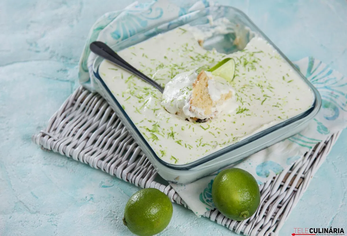 Sobremesa de lima com bolo