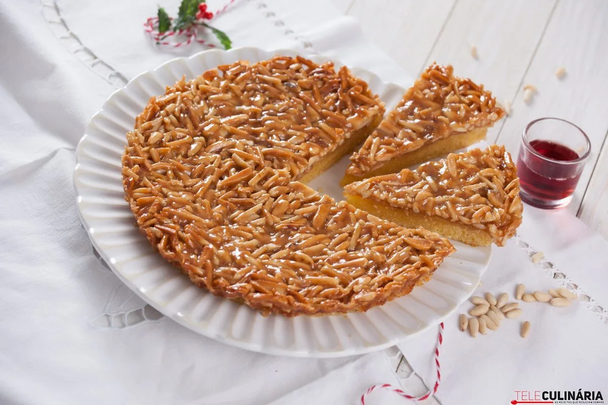 Tarte de amêndoa e pinhão