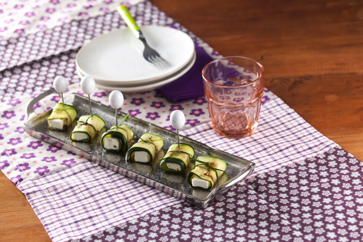 Rolinhos de curgete e queijo feta