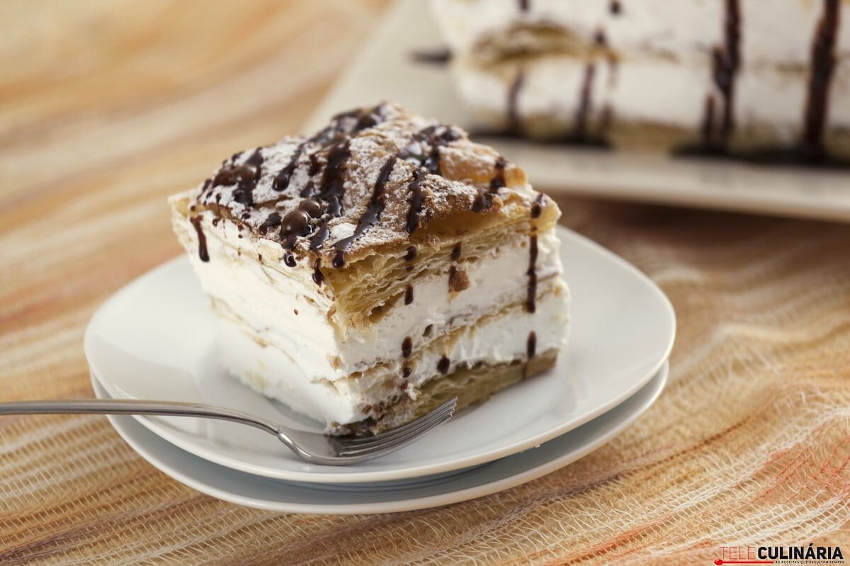 Folhado de natas com cobertura de chocolate