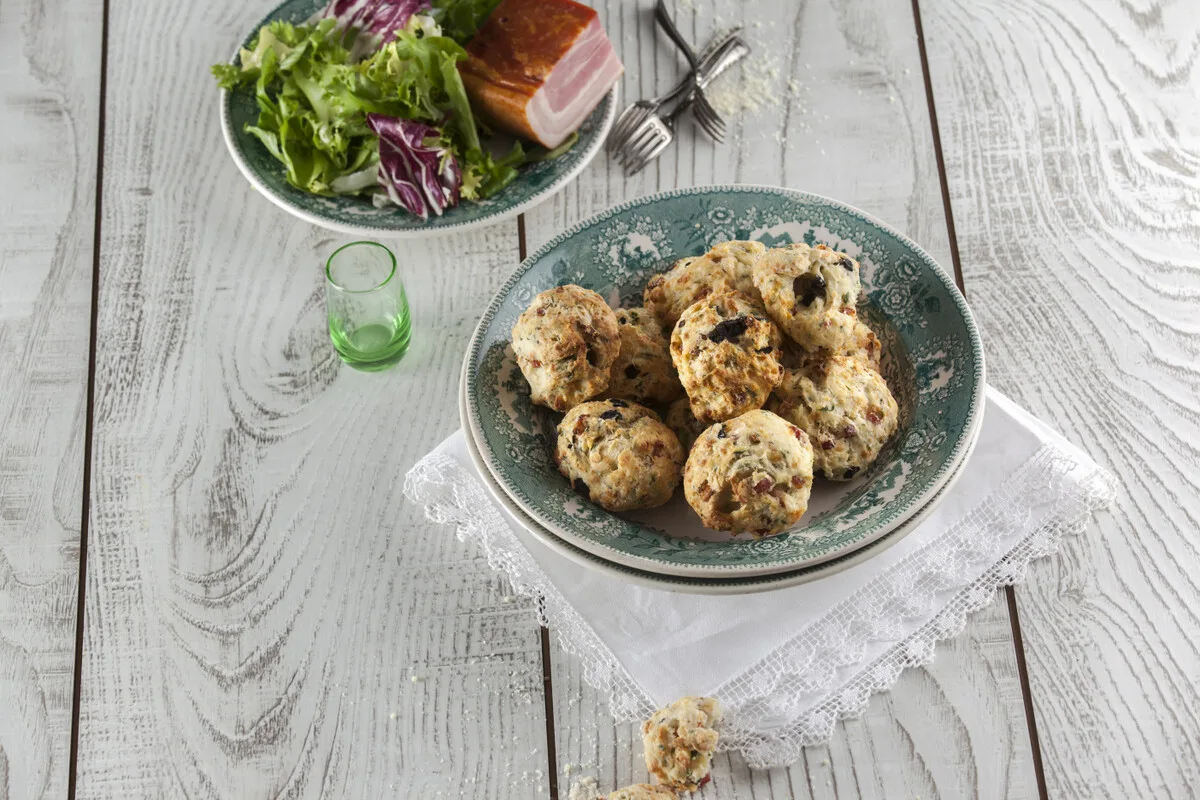 Bolinhos de queijo com bacon e azeitonas