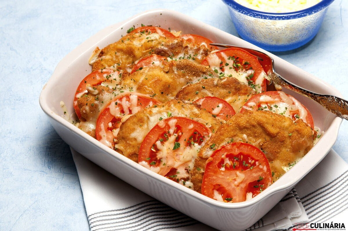 Lombo de porco com tomate e queijo