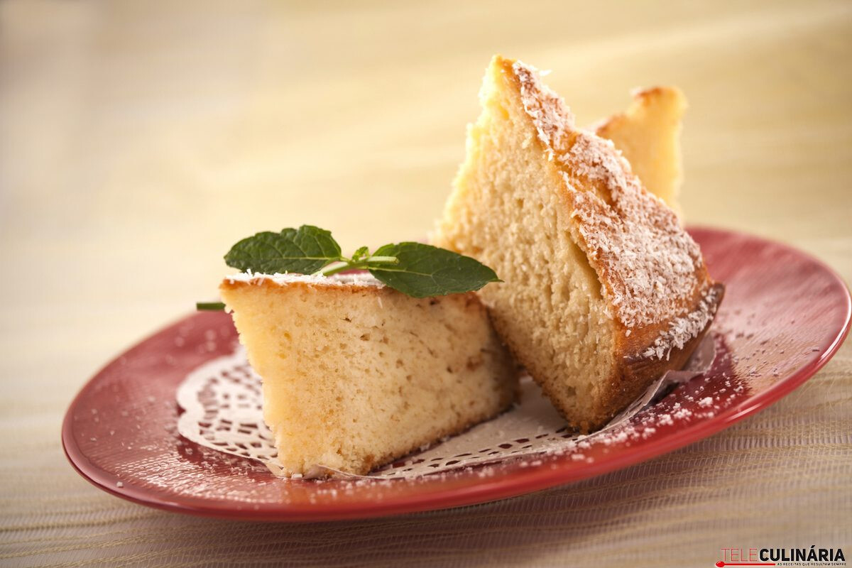 Bolo fofo de coco molhadinho