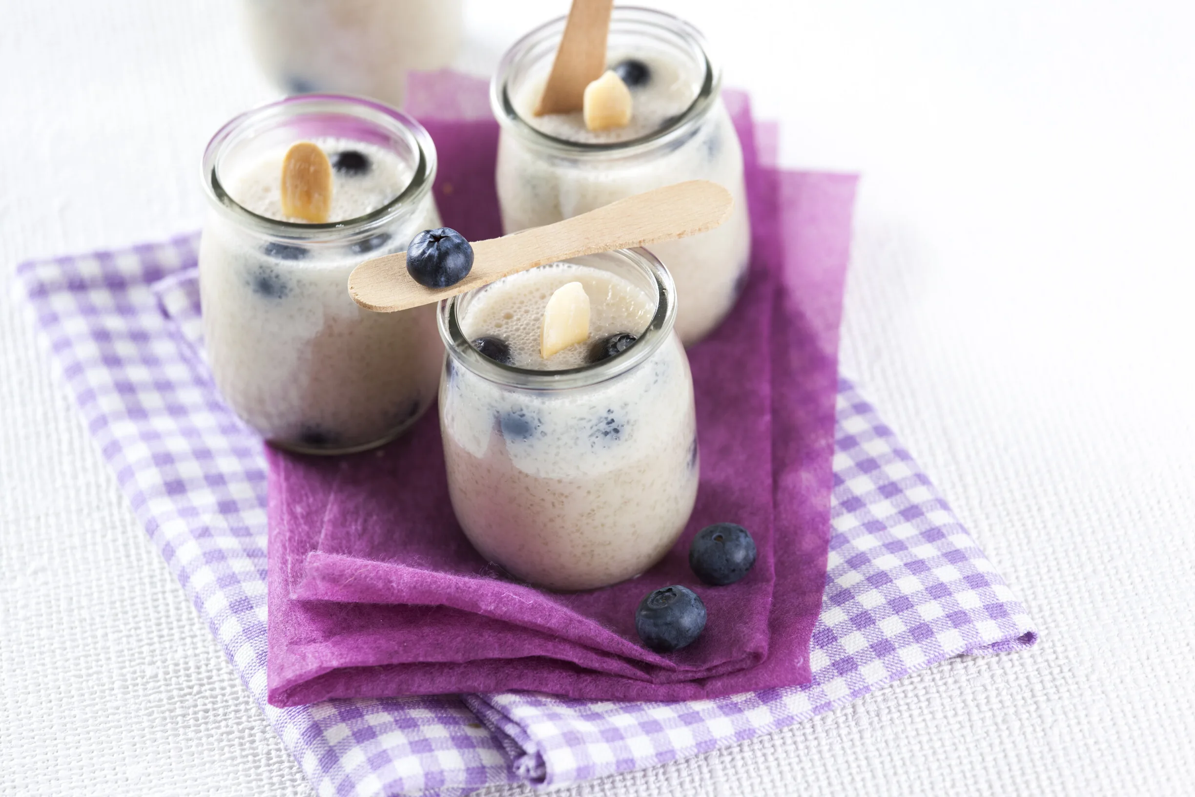 Iogurtes de amêndoa com mirtilos