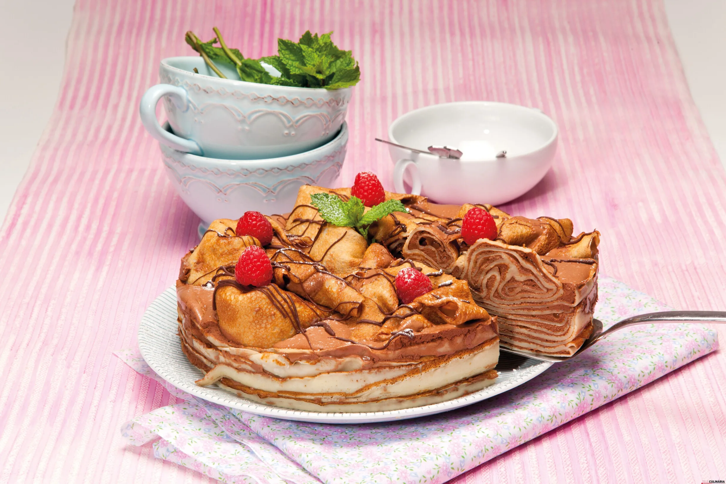 Bolo de panquecas com chocolate