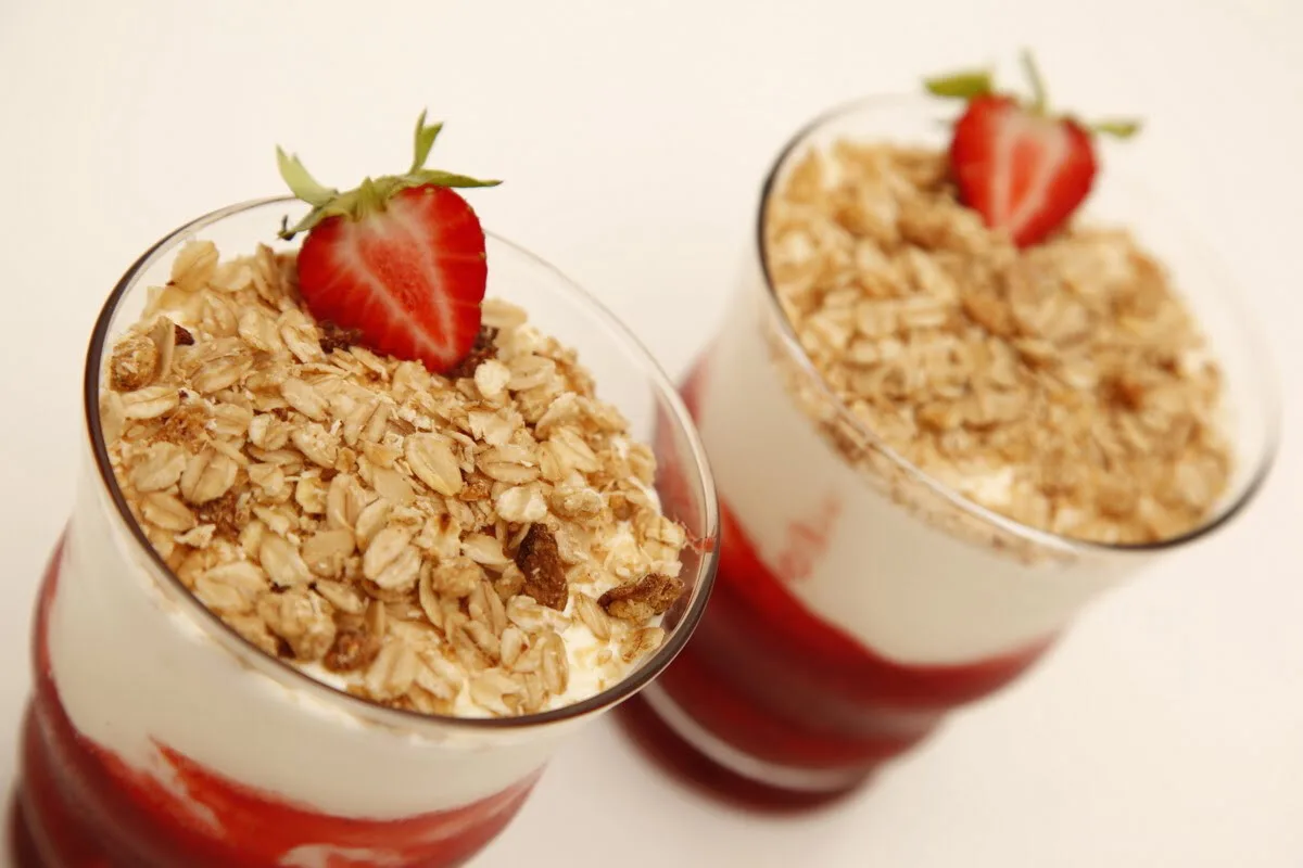 Delícia fresca de iogurte com muesli