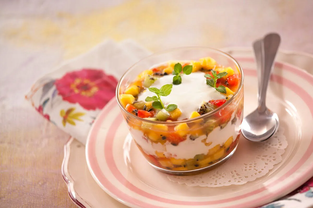 Tártaro de frutas com iogurte grego