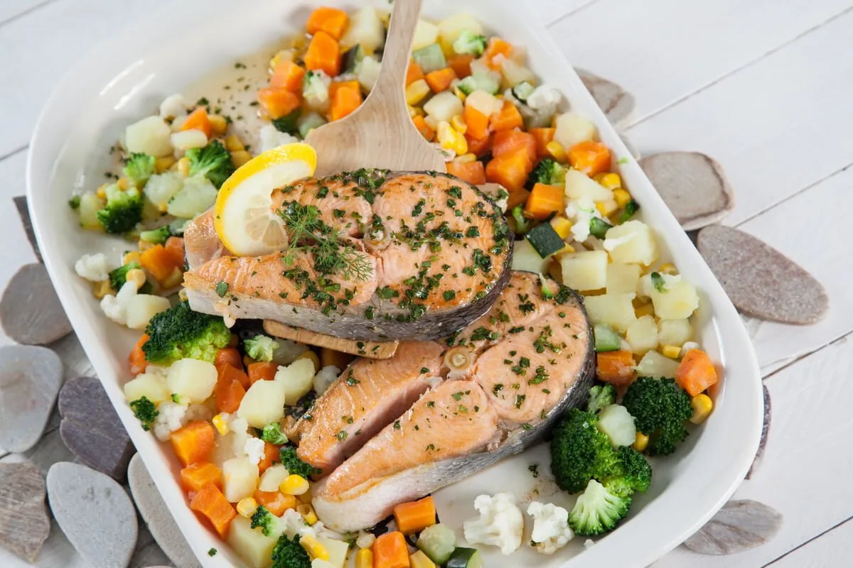 Salmão corado com legumes salteados