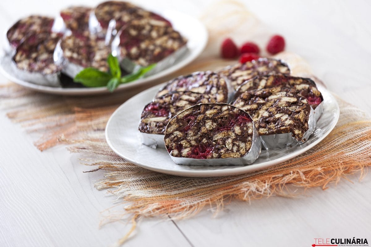 salame de chocolate com framboesas