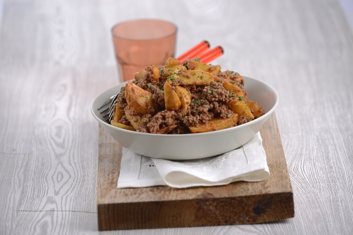 Batatas aos gomos com carne picada