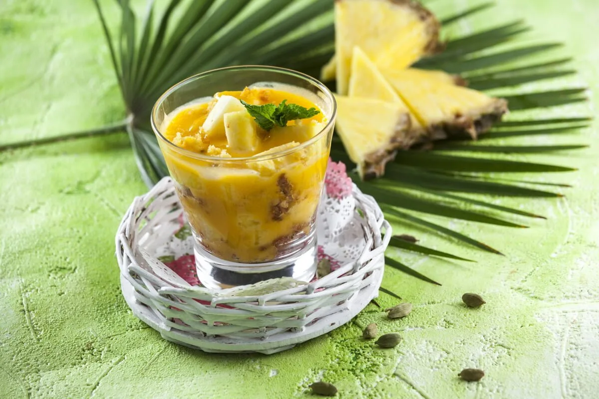 Sobremesa de ananás com creme de cardamomo