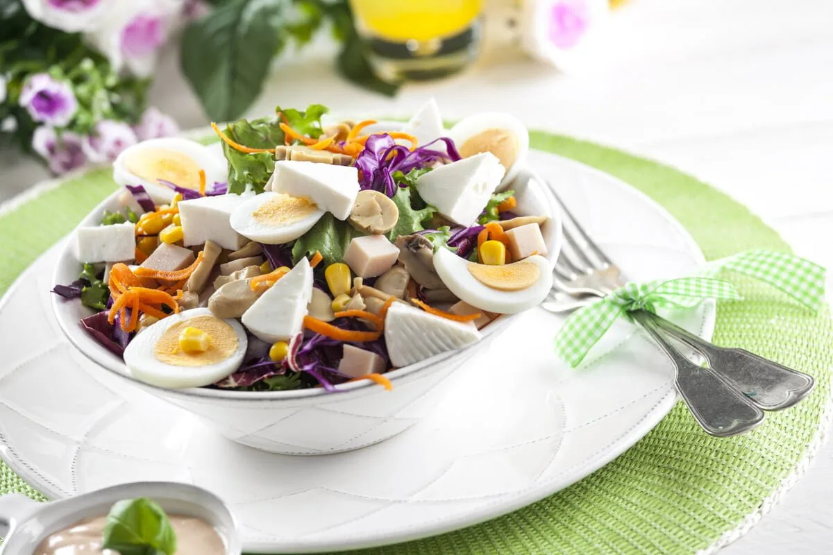 Salada com molho rosa