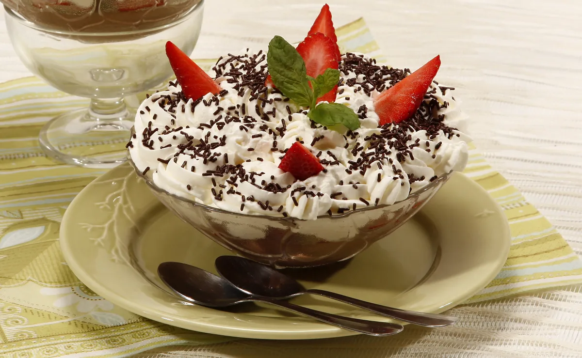 Delícia de natas com morangos e chocolate