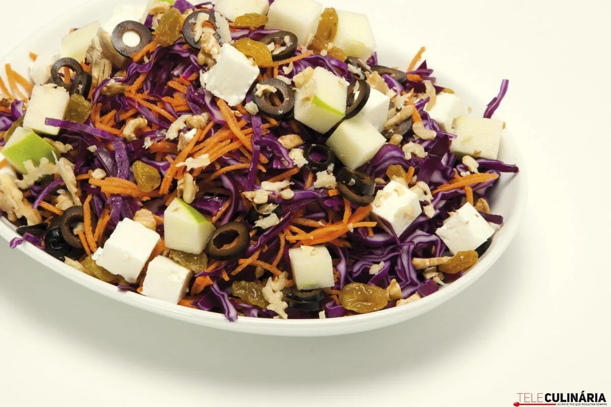 Salada de couve roxa com maçã e queijo feta