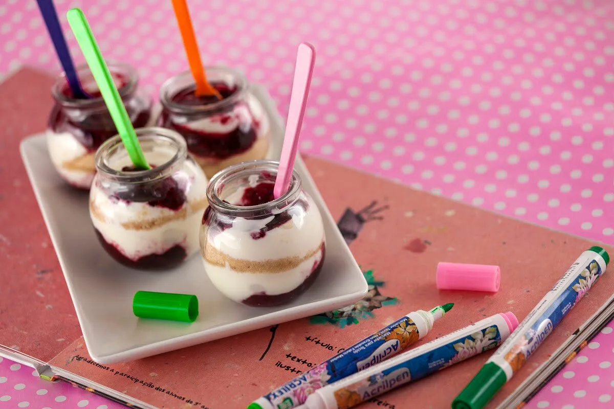 Potinhos de iogurte com framboesas