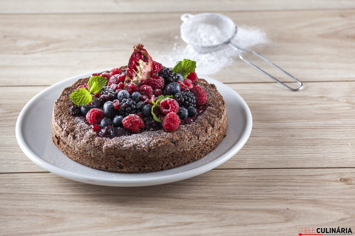 Bolo de chocolate com frutos vermelhos