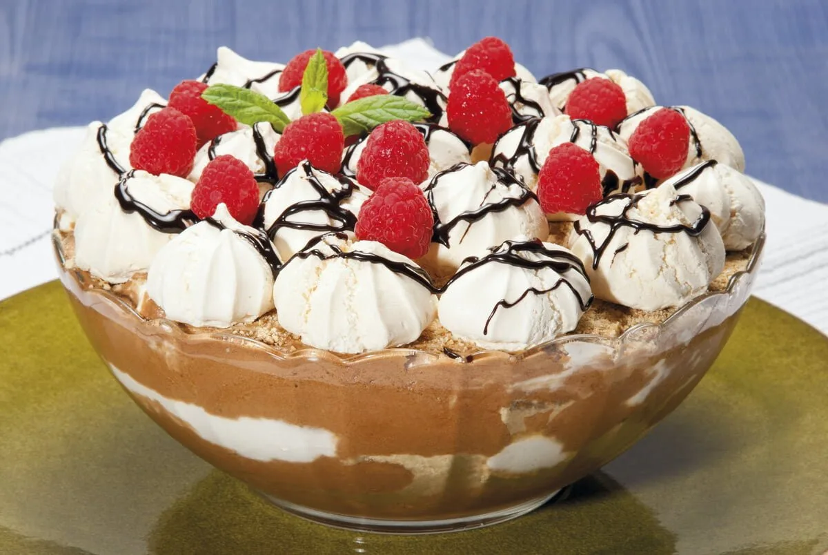 Taça de chocolate e suspiros