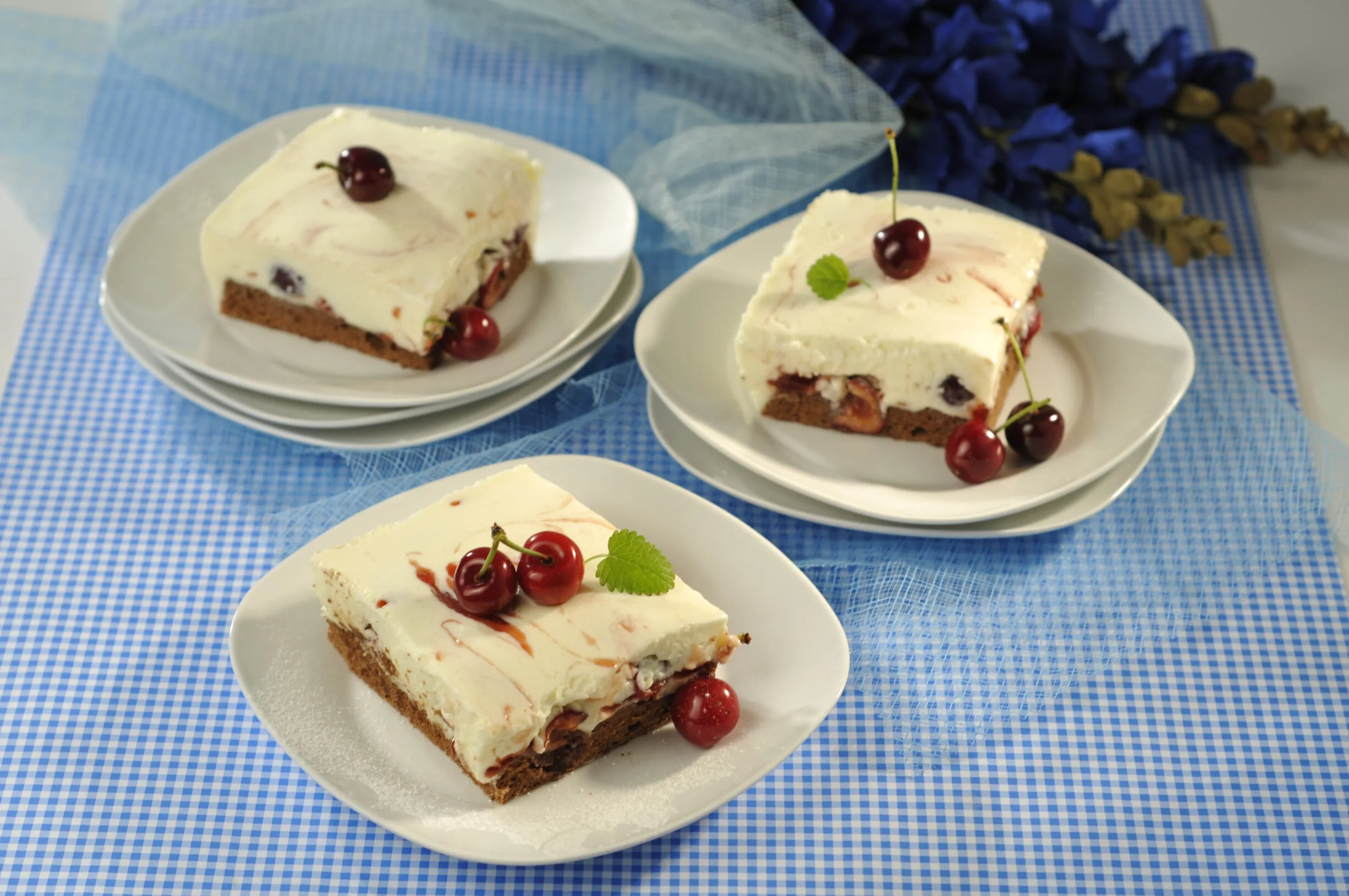 Sobremesa gelada de natas e cerejas
