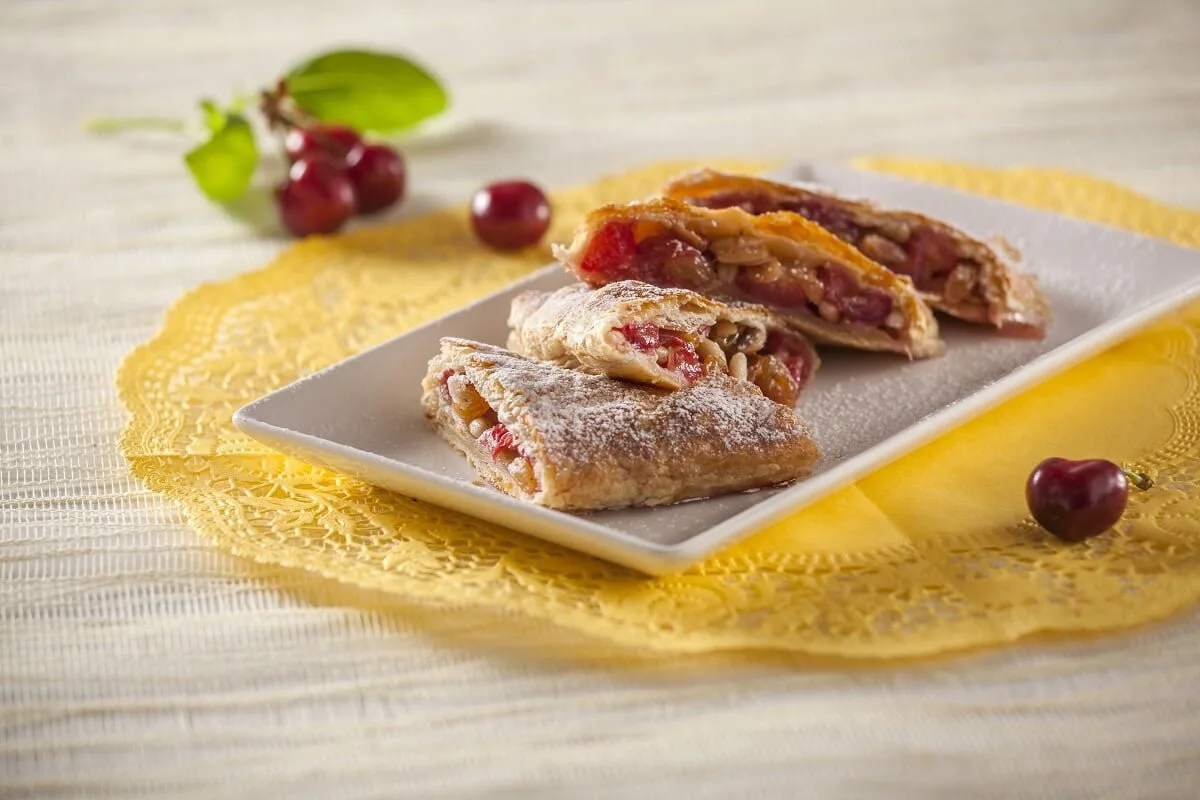 Strudel de cerejas e frutos secos