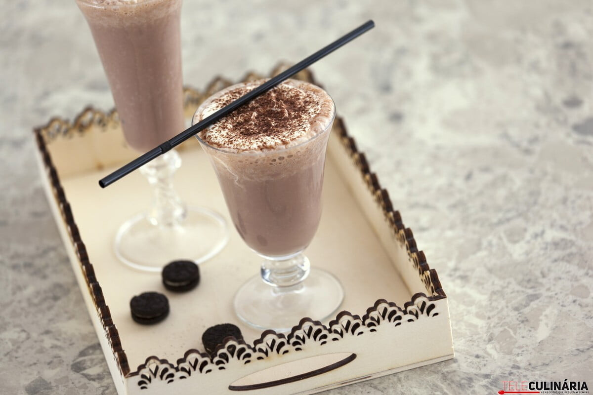 Batido de banana com chocolate e natas