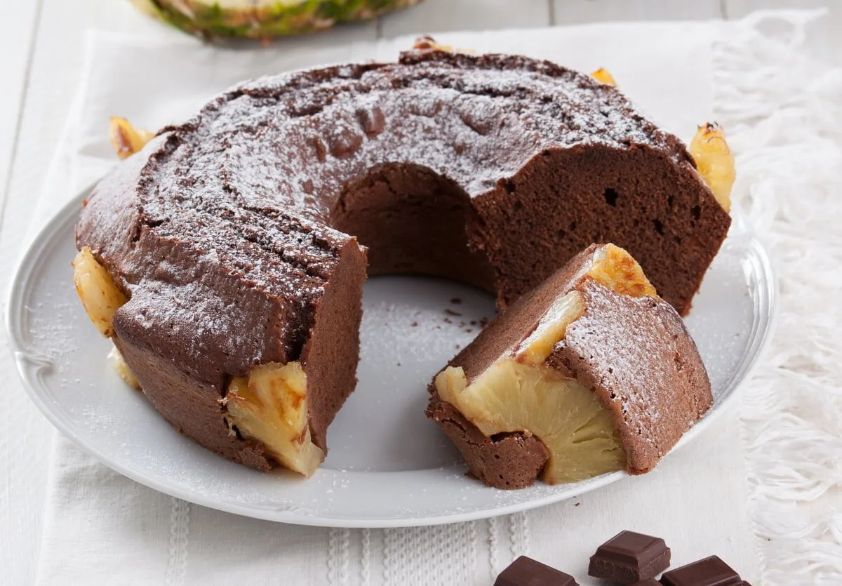 Bolo de ananás e chocolate