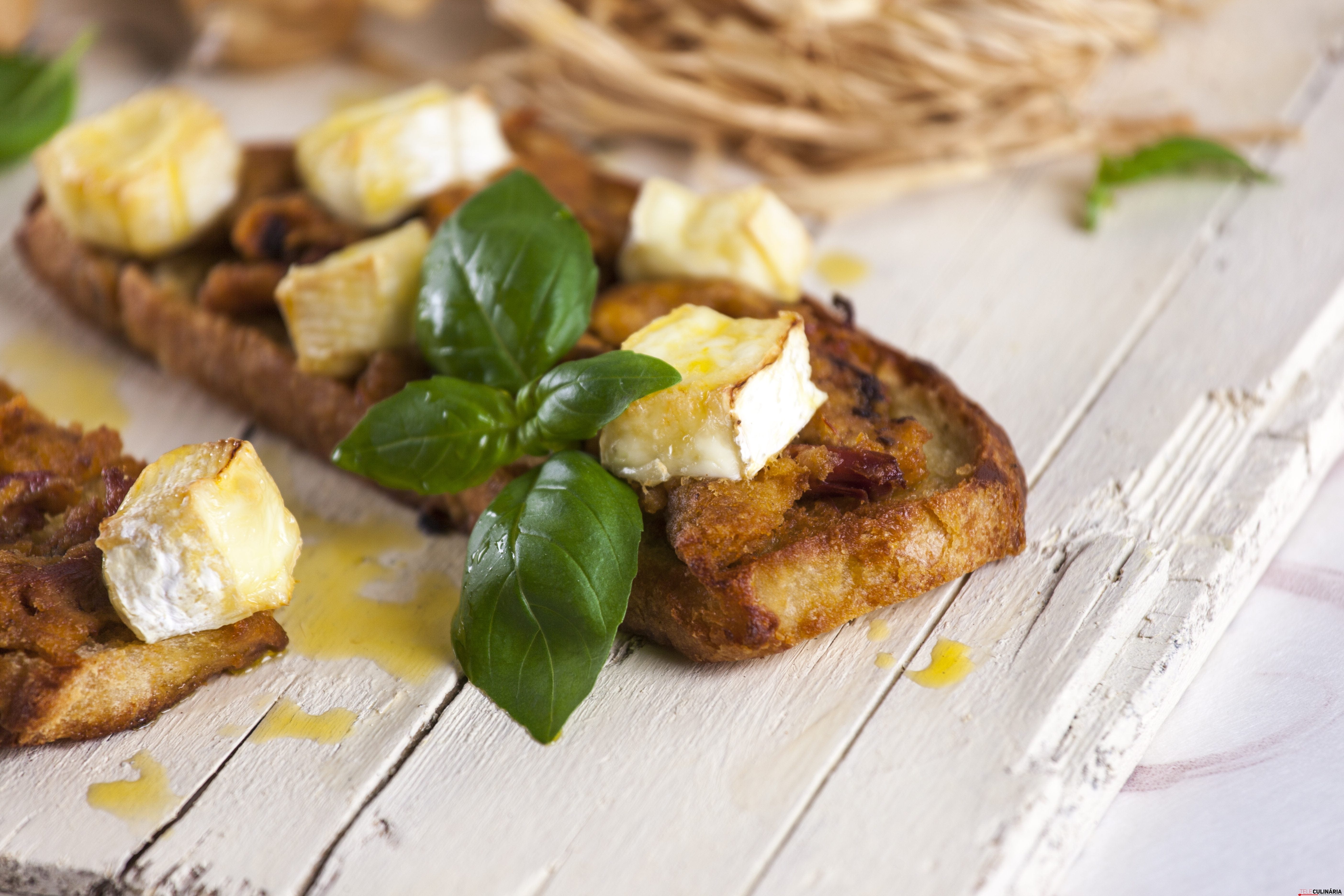 Tostas de Alheira e Camembert