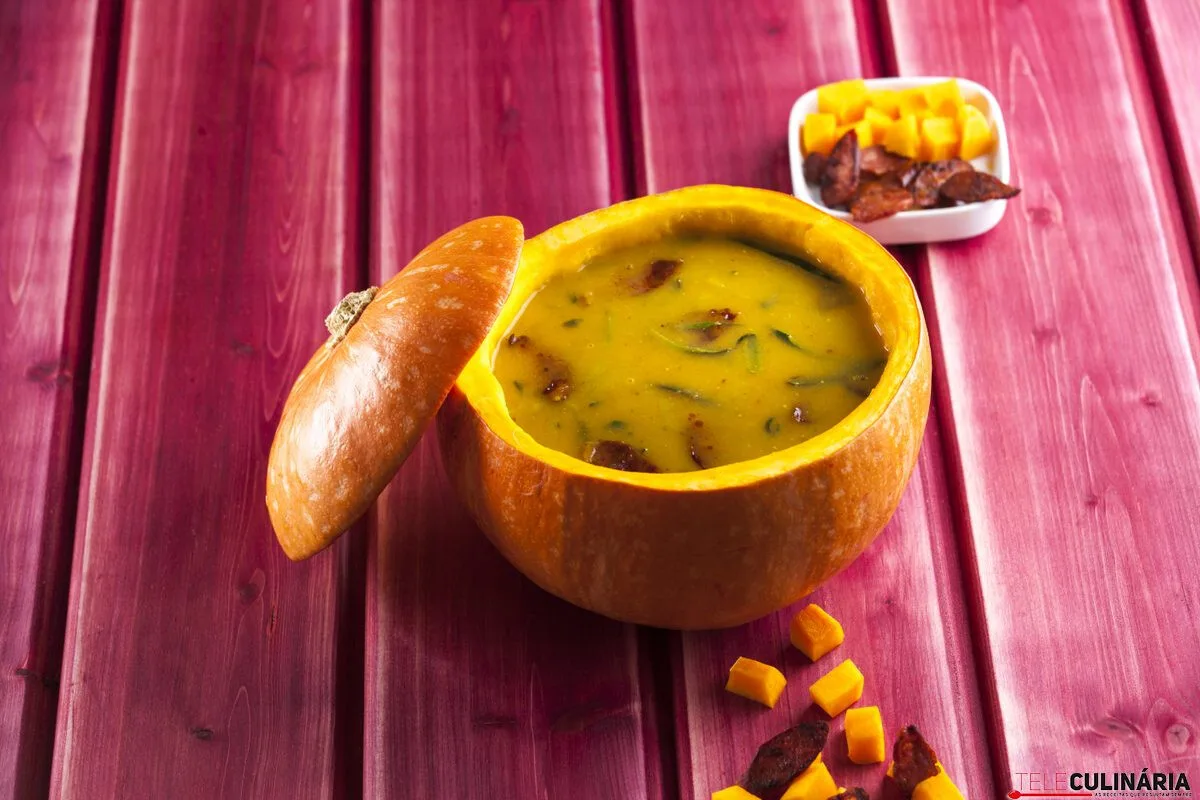 Sopa de abóbora com linguiça frita