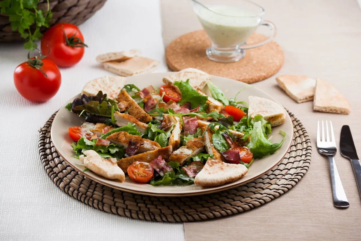 Salada de frango e bacon crocante