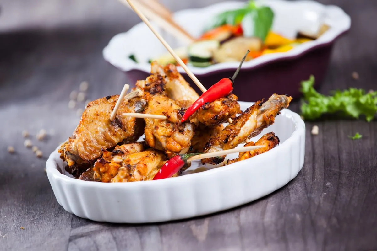 Asinhas de frango de churrasco com salada de legumes